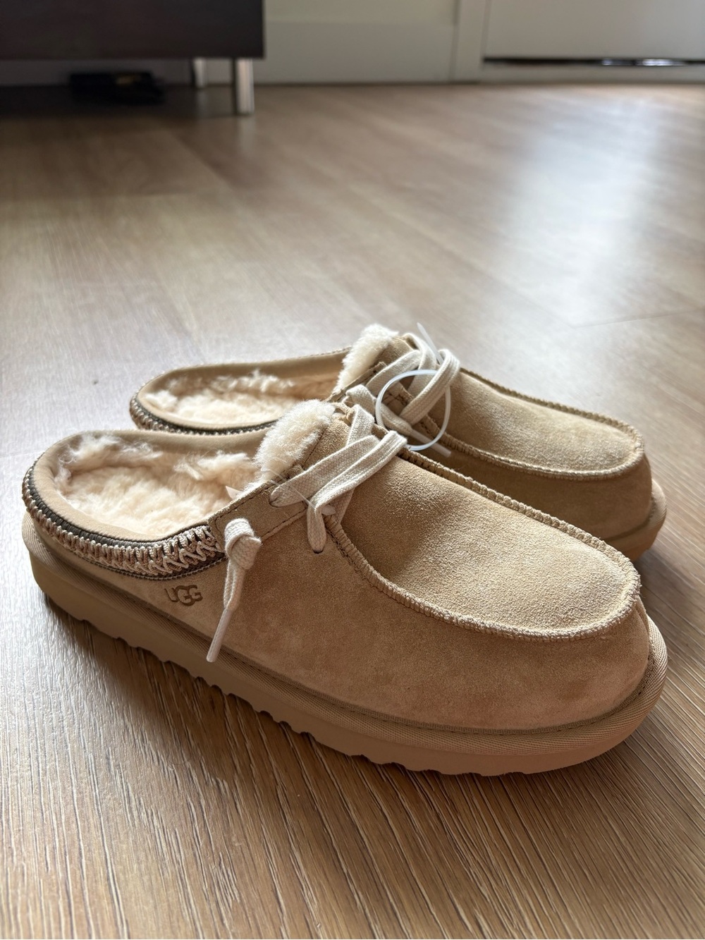 UGG Tan Suede Shearling Lined Lace Up Slippers Size 6